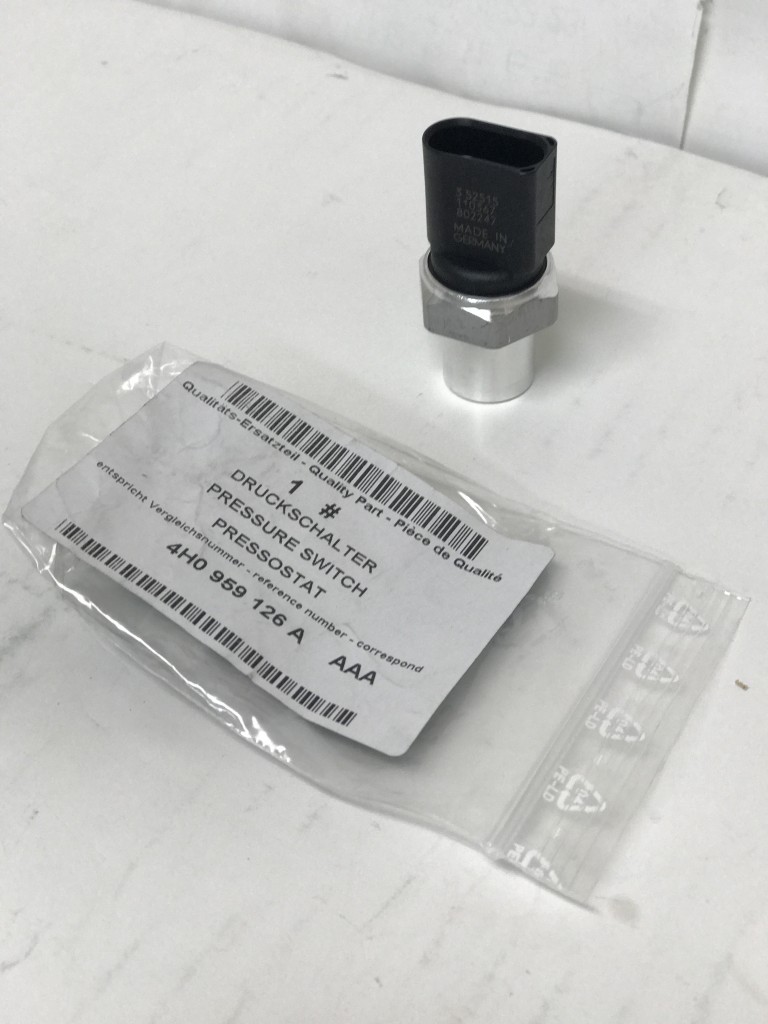 アウディ A6(4G) エアコンプレッシャースイッチ 4H0959126A